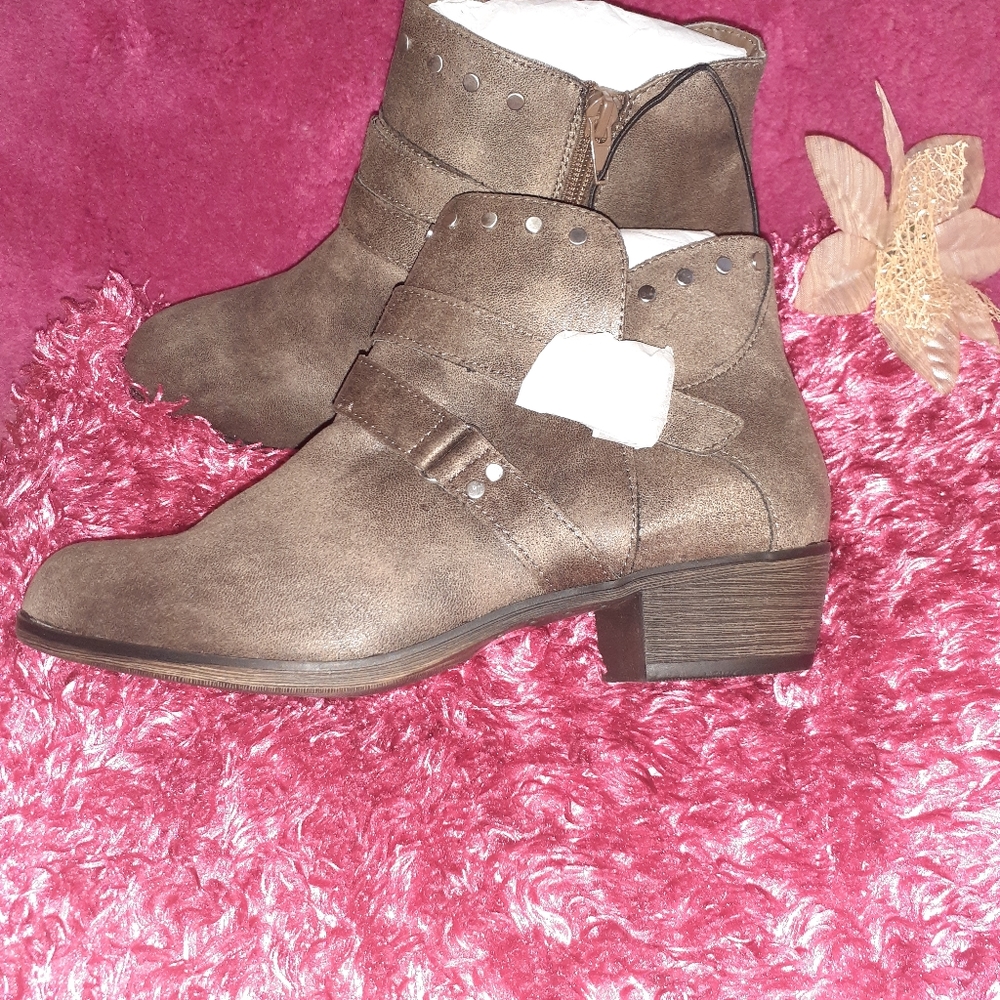 Boot - Picture 2 of 4